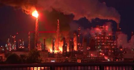 Πύρινη κόλαση σε διυλιστήριο πετρελαίου στην Πενσιλβάνια των ΗΠΑ