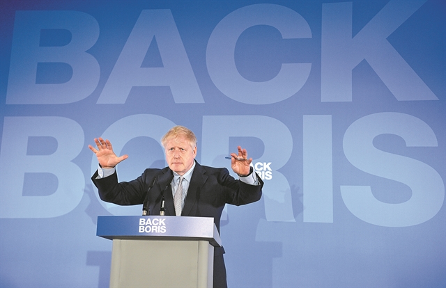 Ο θεατρίνος Τζόνσον φαβορί για διάδοχος της Μέι