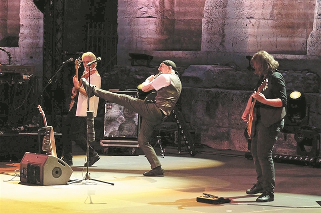 Βαθιά υπόκλισηστην Ιστορία