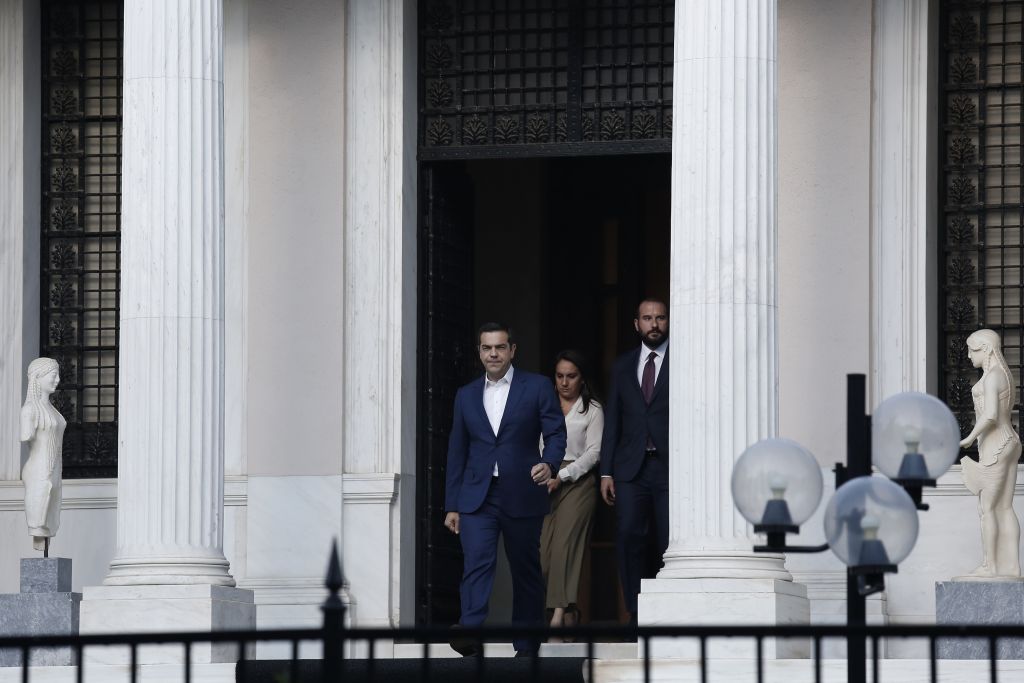 Χάνουν και φεύγουν – έρημο τοπίο το Μαξίμου