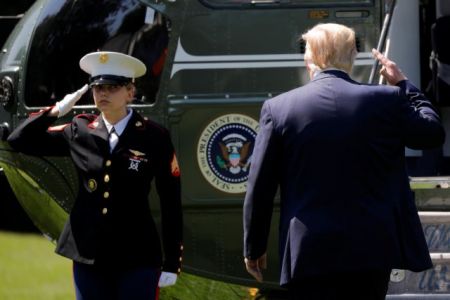 Τραμπ: Ανέβαλε αστυνομική επιχείρηση απέλασης μεταναστών