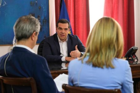 Τσίπρας: Συνεχίζει τα πυροτεχνήματα λόγω εκλογών