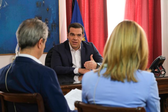 Τσίπρας: Συνεχίζει τα πυροτεχνήματα λόγω εκλογών