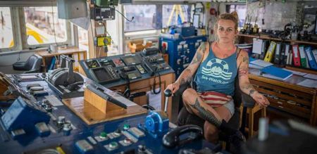 Πια Κλεμπ: Η καπετάνισσα που σώζει πρόσφυγες στη Μεσόγειο κινδυνεύει με κάθειρξη