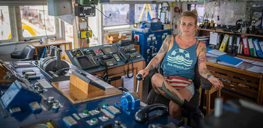 Πια Κλεμπ: Η καπετάνισσα που σώζει πρόσφυγες στη Μεσόγειο κινδυνεύει με κάθειρξη