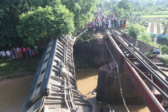 Εκτροχιασμός τρένου στο Μπανγκλαντές – 4 νεκροί, δεκάδες τραυματίες
