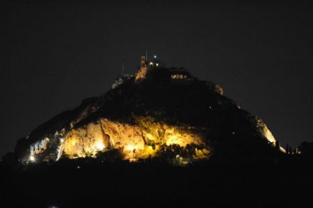 Ο φόβος της πυρκαγιάς κλείνει τον Λυκαβηττό