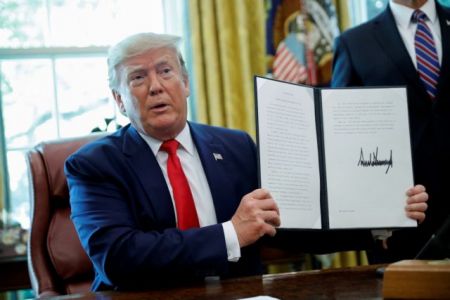 Τραμπ: Με την υπογραφή του νέες κυρώσεις εναντίον του Ιράν