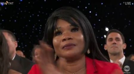 Συγκίνηση : Τα δάκρυα της μητέρας του Γιάννη Αντετοκούνμπο