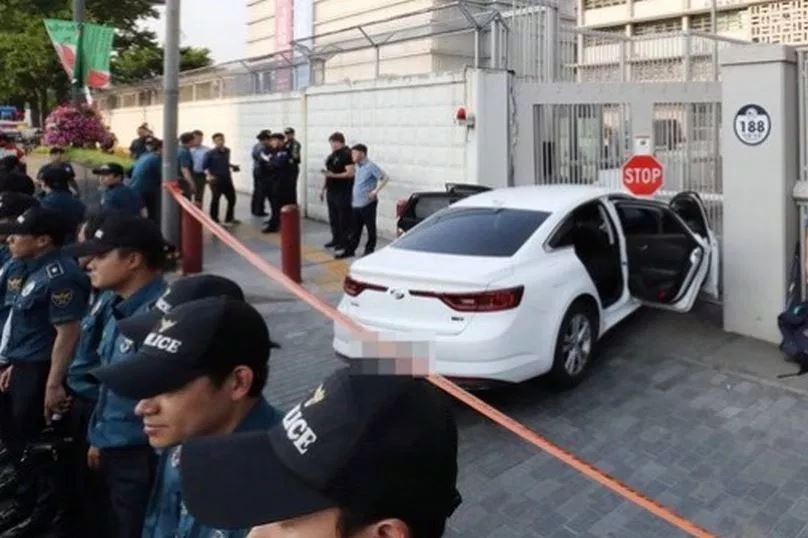 Σεούλ: Άντρας έριξε όχημα με γκαζάκια στην πρεσβεία των ΗΠΑ