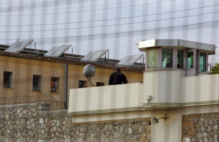 Νέα αιματηρή συμπλοκή στις φυλακές Κορυδαλλού με ομηρία φρουρών