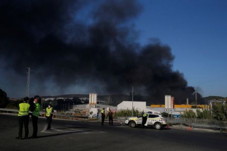 Ισπανία: Μεγάλη πυρκαγιά σε εργοστάσιο χημικών