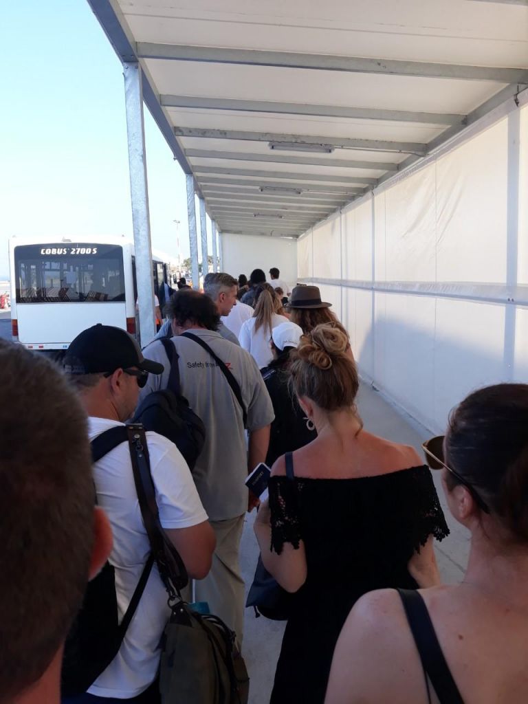 Χαμός και απίστευτη ταλαιπωρία στο αεροδρόμιο Σαντορίνης