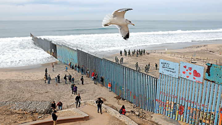 Πολύχρωμος τοίχος ελπίδα στα σύνορα Μεξικού – ΗΠΑ