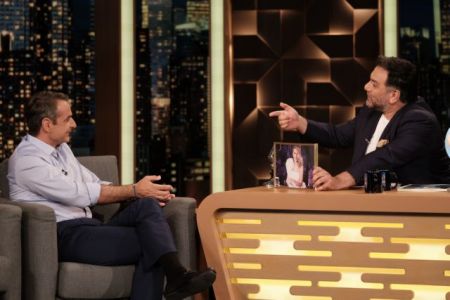 Ενας διαφορετικός Κυριάκος Μητσοτάκης στον τηλεοπτικό φακό