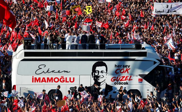 Κωνσταντινούπολη: Πλήθος κόσμου  στην ορκωμοσία του νέου Δημάρχου Ιμάμογλου