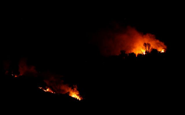 Εκτός ελέγχου η πυρκαγιά στην Καταλονία – Μάχη με ανέμους και καύσωνα δίνουν οι πυροσβέστες