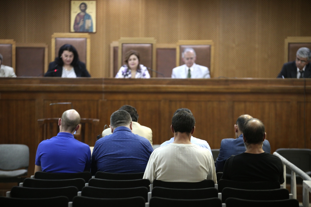 Διεκόπη η δίκη της ΧΑ – Κατέρρευσε ο κατηγορούμενος Γ. Πατέλης