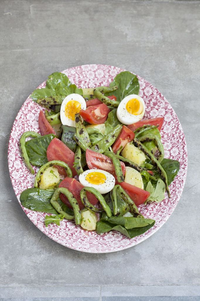 Πατατοσαλάτα με φασολάκι σχάρας, ντομάτα και βραστά αβγά.