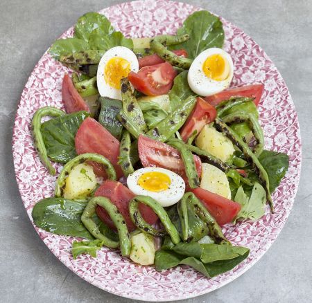 Πατατοσαλάτα με φασολάκι σχάρας, ντομάτα και βραστά αβγά.