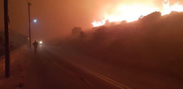 Νύχτα τρόμου στην Κάρυστο από μεγάλη πυρκαγιά (φωτό)