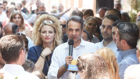 Mitsotakis warns supporters against complacency, says every vote counts