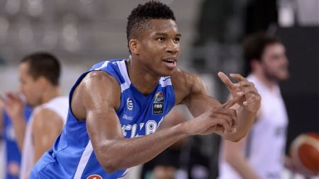 Αντετοκούνμπο : «Κάποτε μοιραζόμουν τα παπούτσια με τον αδερφό μου»