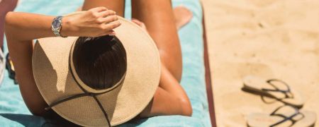 Κοσμοπολίτικα βήματα on the beach