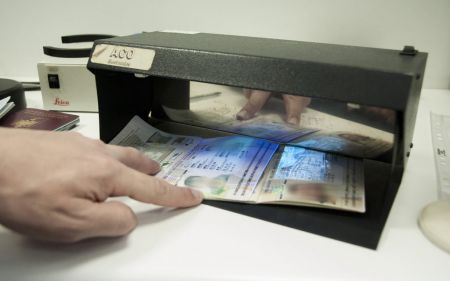 Ηράκλειο: Επιχείρησαν να ταξιδέψουν με πλαστά διαβατήρια – 6 συλλήψεις