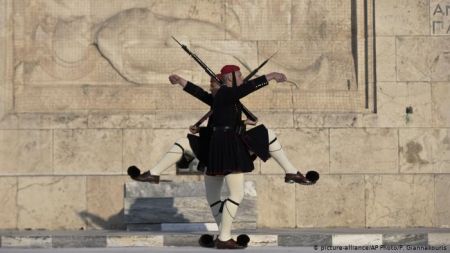 FAZ: Η κρίση έκανε τους Έλληνες πραγματιστές