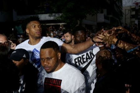 «Χαμός» στα Σεπόλια από τους θαυμαστές των Antetokounbros