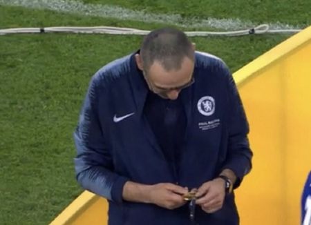 Ο Σάρι «χαζεύει» το μετάλλιο μετά τον τελικό του Europa League