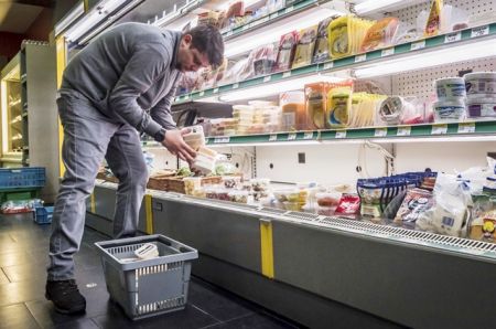 Ετρωγε επί έναν χρόνο ληγμένα τρόφιμα και ιδού τι έμαθε