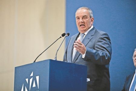 Κοροϊδεύοντας τον λαό