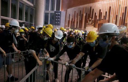 Χονγκ Κονγκ: Διαδηλωτές εισέβαλαν στο κοινοβούλιο