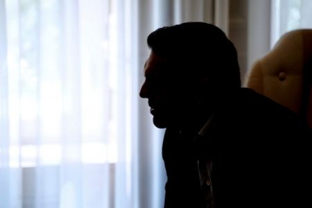 Ο Αλέξης Τσίπρας και ο σταυρός των εκλογών που κουβαλάει