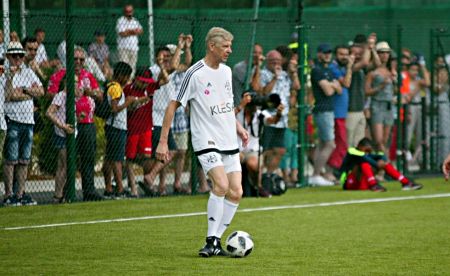 Ο Βενγκέρ το ξανάκανε! Συμμετείχε σε φιλικό στα 69 του χρόνια