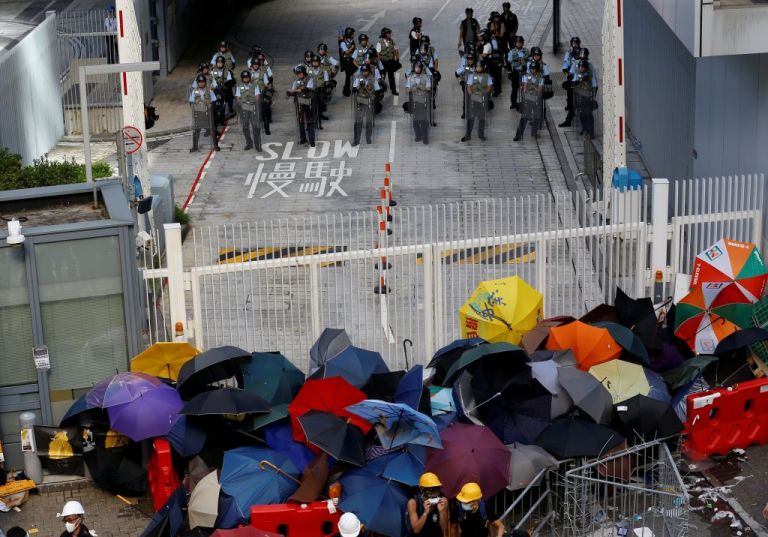 Χονγκ Κονγκ: Διαδηλωτές προσπαθούν να εισβάλουν στο κοινοβούλιο | tovima.gr