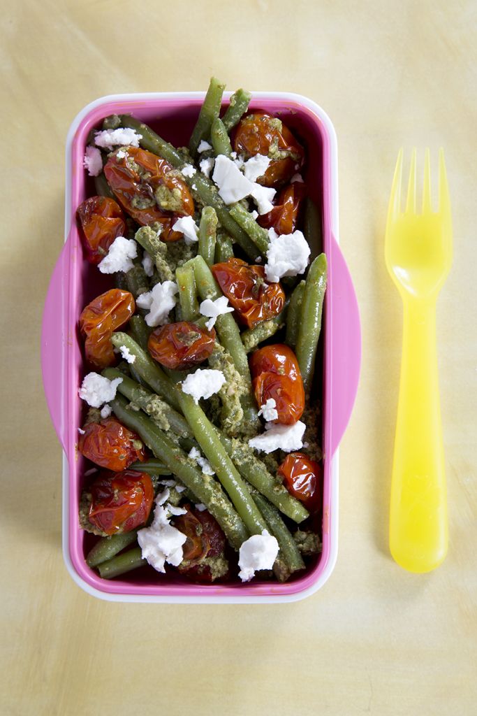 Σαλάτα με πράσινα φασολάκια, πέστο και ψητά ντοματίνια