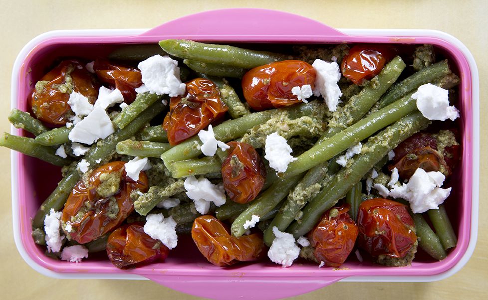 Σαλάτα με πράσινα φασολάκια, πέστο και ψητά ντοματίνια