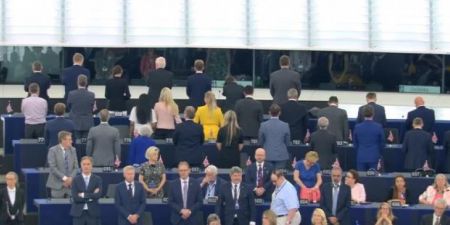 Σάλος με την απόφαση των ευρωβουλευτών του Brexit να γυρίσουν την πλάτη στον ευρωπαϊκό ύμνο