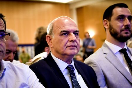 Γραμμένος : «Πρέπει να σταματήσει η απαγόρευση μετακινήσεων»