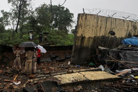 Ινδία: 15 νεκροί από κατάρρευση τοίχου πάνω σε παράγκες που έφεραν οι πλημμύρες