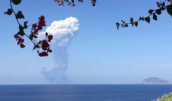 Ιταλία:  Πανικός στους τουρίστες από την εντυπωσιακή έκρηξη ηφαιστείου στο νησί Στρόμπολι