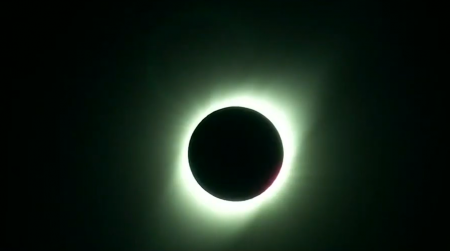 Μοναδικές φωτοστιγμές από την ολική έκλειψη ηλίου