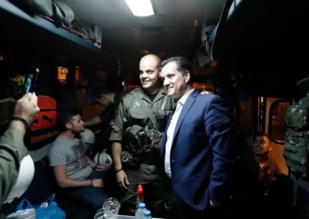 Ο Άδωνις Γεωργιάδης δίπλα στα ΜΑΤ