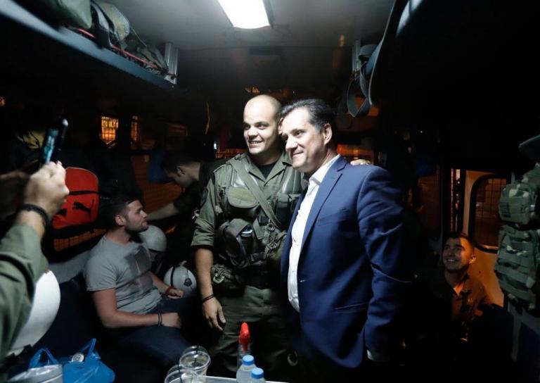 Ο Άδωνις Γεωργιάδης δίπλα στα ΜΑΤ