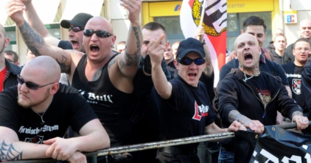 Φάκελος με λευκή σκόνη σε δημοσιογράφους στη Γερμανία – Καλύπτουν την ακροδεξιά