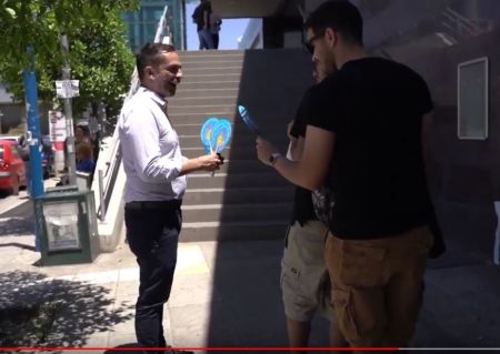 Υποψήφιος βουλευτής μοιράζει… βεντάλιες