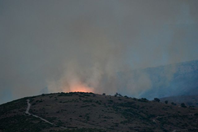 Φωτιά στην Εύβοια : Σύλληψη 64χρονου που έκαιγε ξερά χόρτα – Μαίνονται τα 3 πύρινα μέτωπα